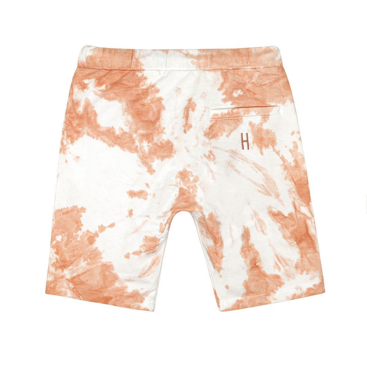 Rückansicht der orange-weißen Tie-Dye-Shorts mit einer einzigen Gesäßtasche auf der rechten Seite, auf der ein kleines H aufgestickt ist. Die Shorts haben einen elastischen Bund.