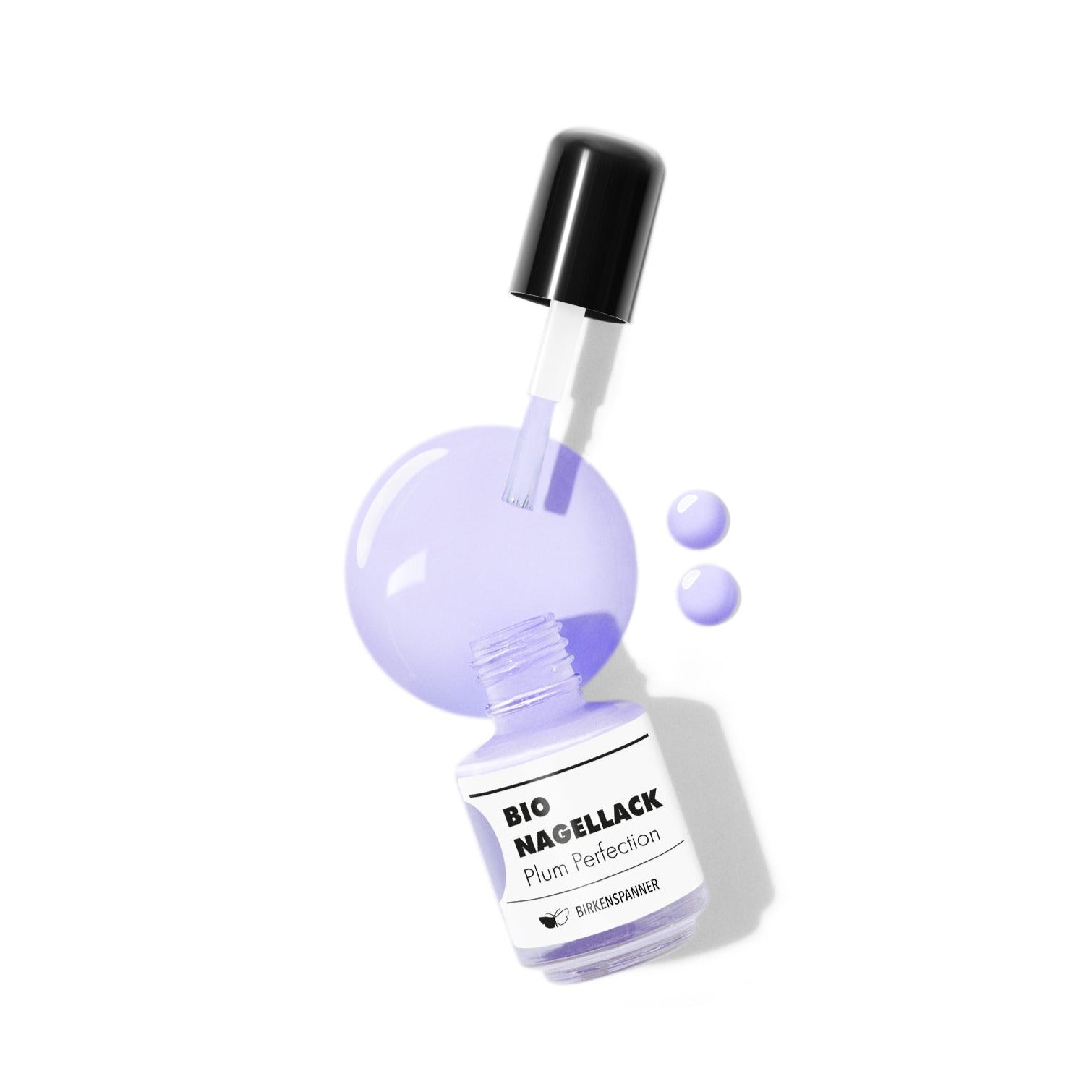 Lila Nagellackflasche mit offenem Pinsel, daneben kleine Farbtropfen und Farbfleck auf weißem Hintergrund.