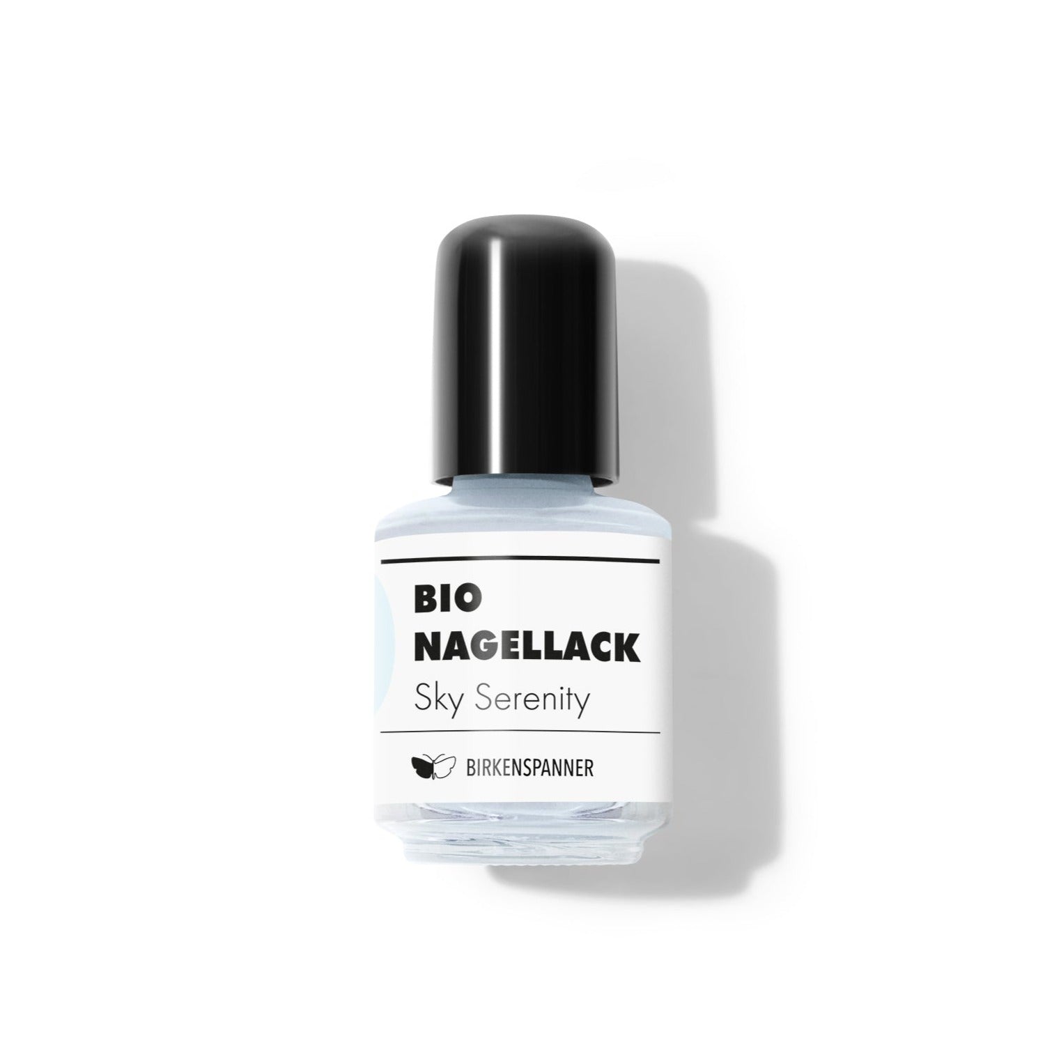 Glasflasche mit Bio-Nagellack "Sky Serenity" von Birkenspanner, mit schwarzem Verschluss vor weißem Hintergrund.
