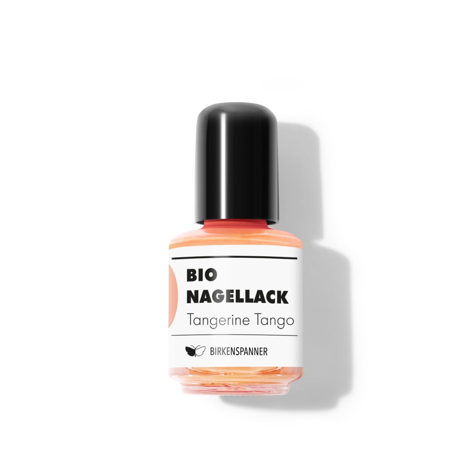 Flasche mit Bio-Nagellack in der Farbe "Tangerine Tango" mit schwarzem Deckel, auf weißem Hintergrund.