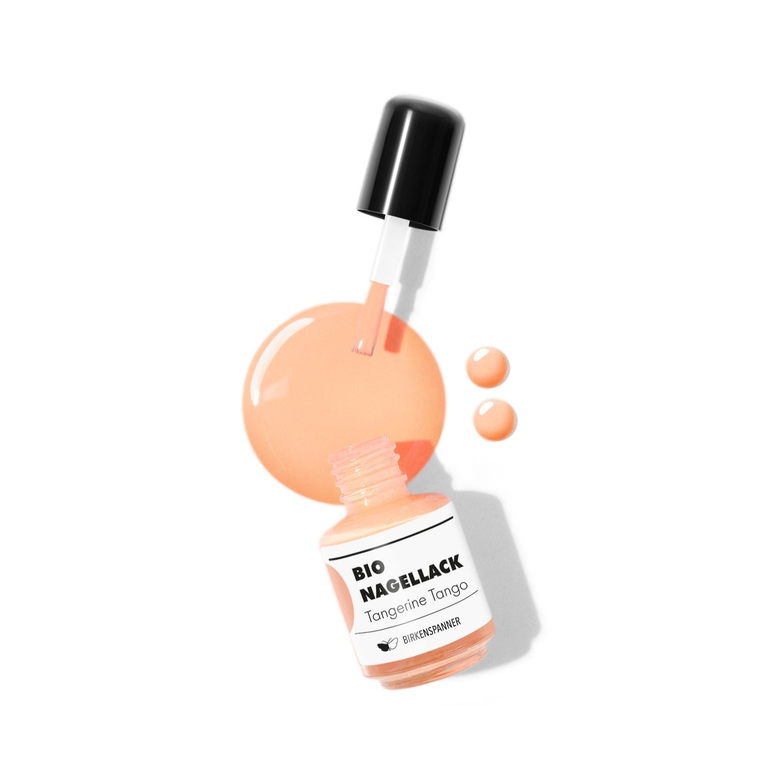 Offene Flasche „Bio Nagellack“ in orange mit dem Namen „Tangerine Tango“ und offener Pinsel auf weißem Hintergrund.