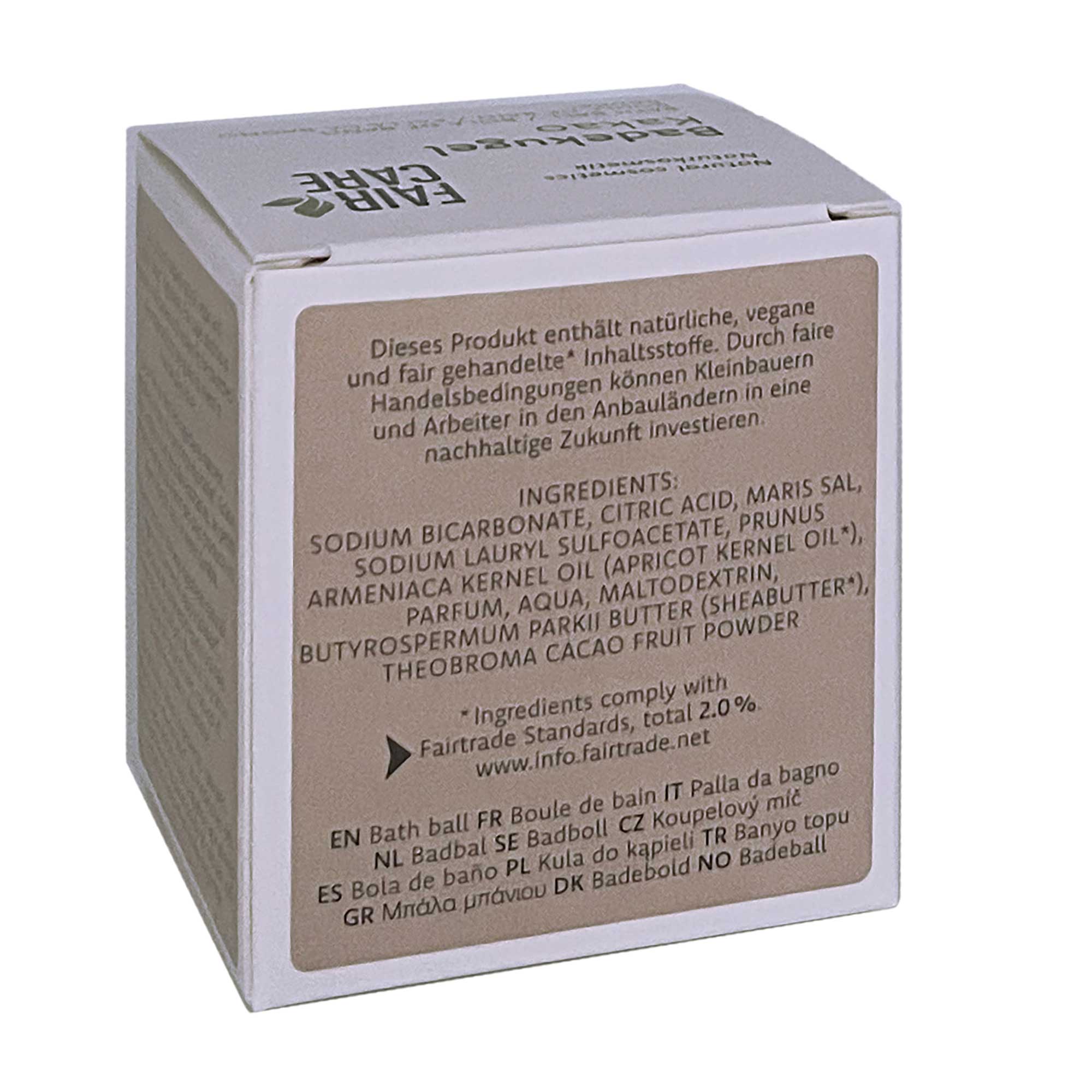 Eine quadratische Schachtel mit Fair Squared Badekugeln zeigt auf weißem und hellbraunem Hintergrund Informationen zu den Inhaltsstoffen und die Fairtrade-Zertifizierung in Deutsch und mehreren Sprachen.