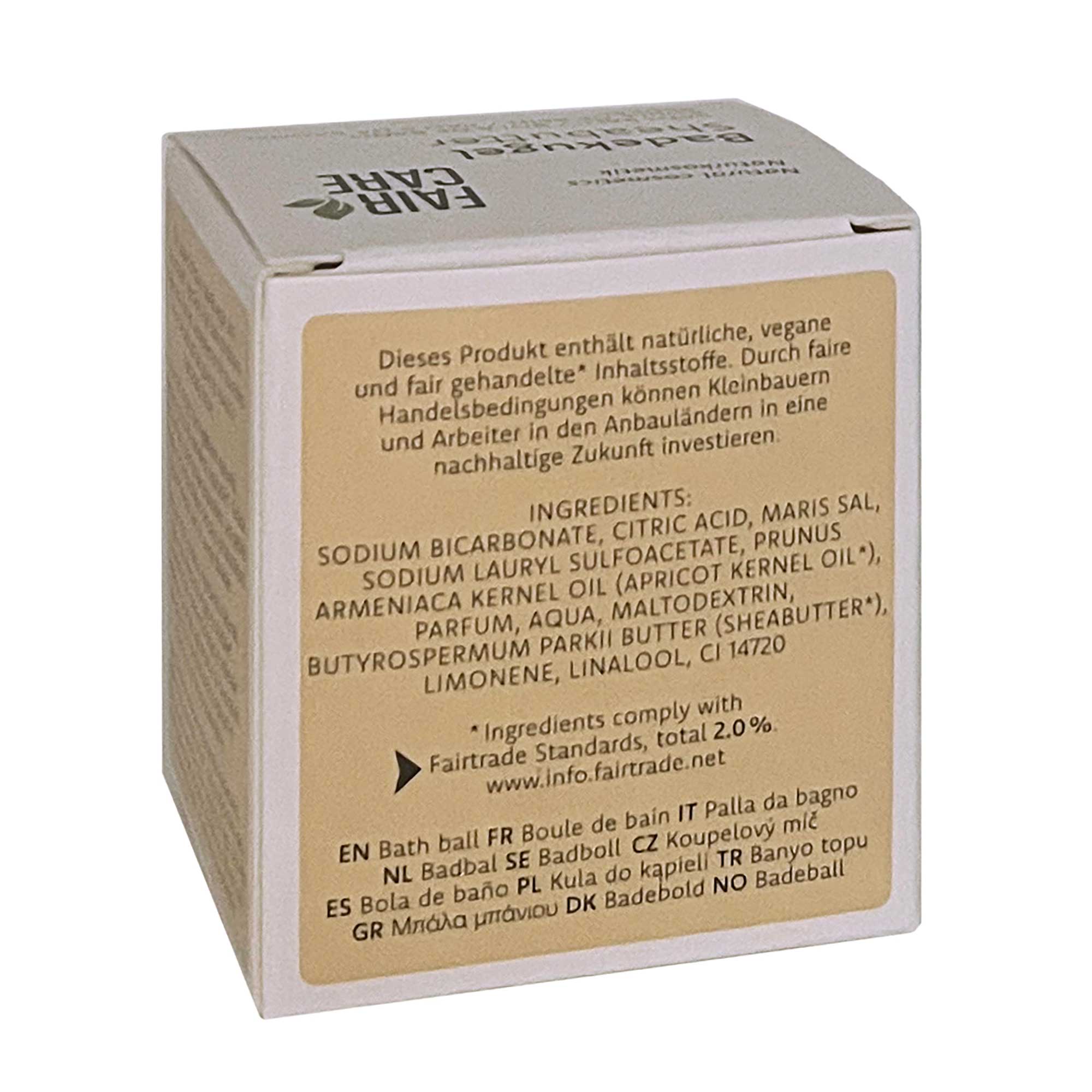 Die beigefarbene Schachtel der Fair Squared Bath Balls enthält Informationen über die Inhaltsstoffe und den fairen Handel in deutscher und englischer Sprache, darunter Natriumbikarbonat, Sheabutter und Parfum. Die Schachtel ist leicht angewinkelt, um zwei Seiten zu zeigen.