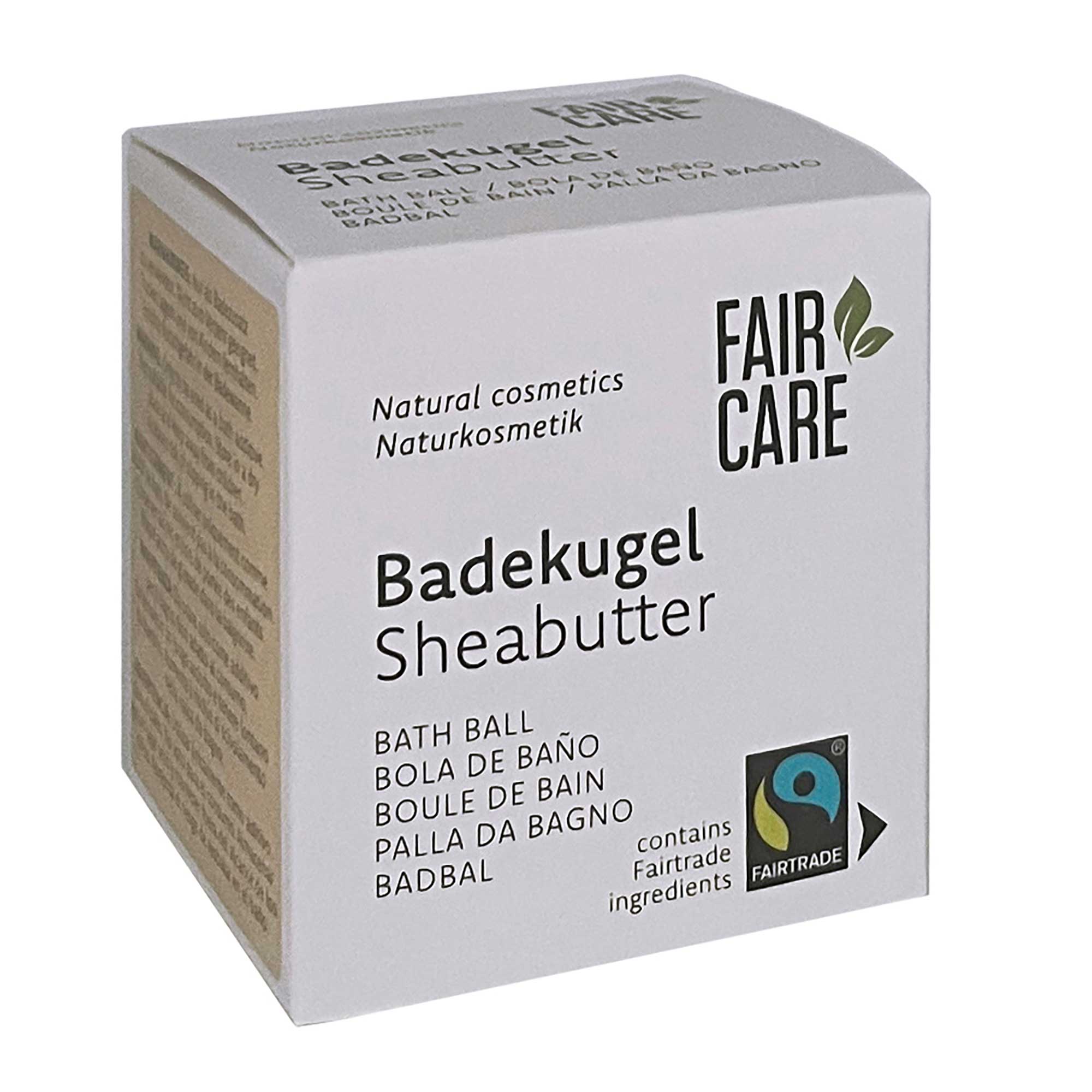 Eine Schachtel mit Fair Care Badekugel Sheabutter, die als Naturkosmetik mit Fairtrade-Zutaten gekennzeichnet ist. Die Verpackung enthält Text in mehreren Sprachen und das Fairtrade-Logo.