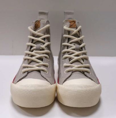 Graue High-Top-Sneaker mit weißen Schnürsenkeln und weißen Gummisohlen, frontal auf weißem Hintergrund.