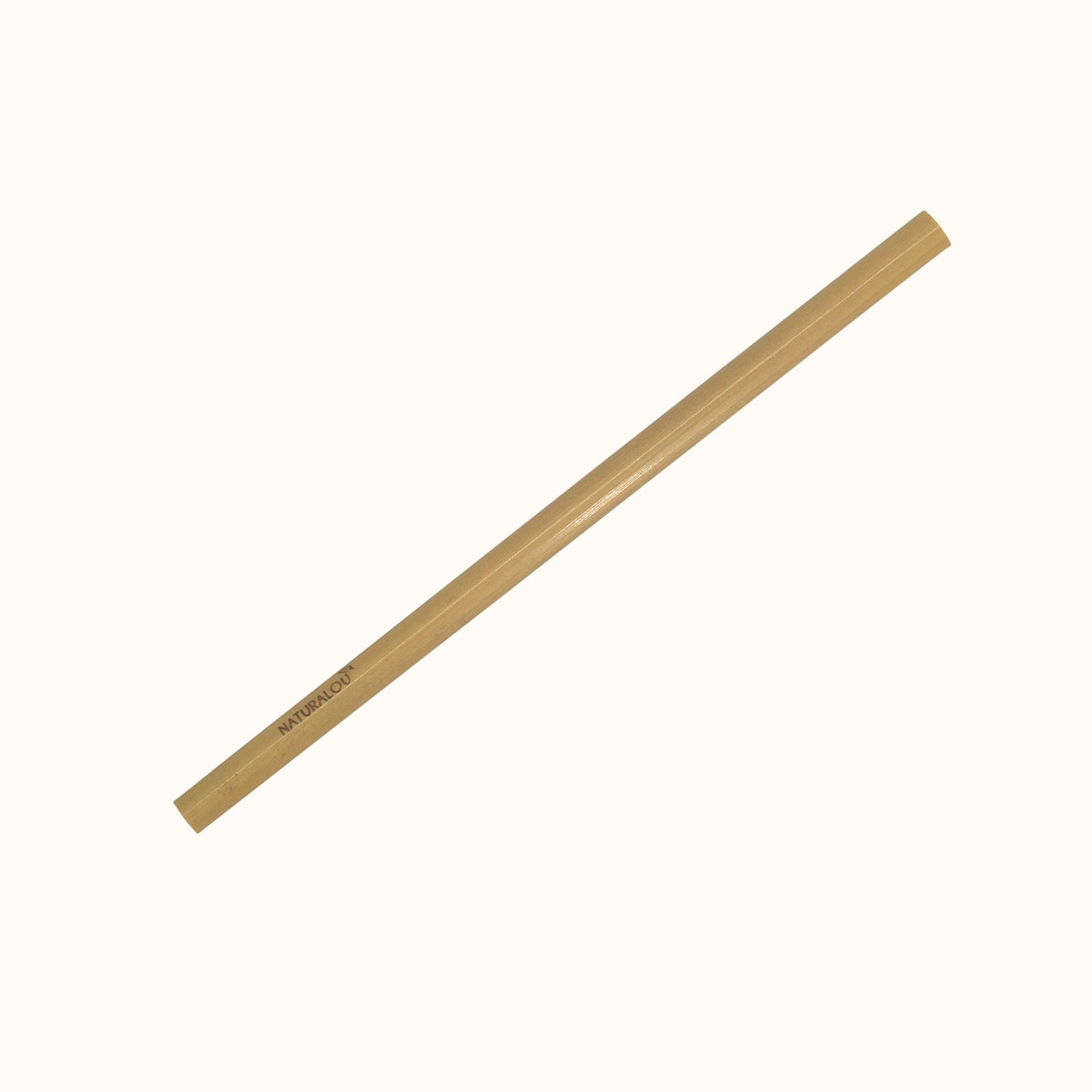 Brauner Bambus-Strohhalm auf weißem Hintergrund, diagonal platziert.