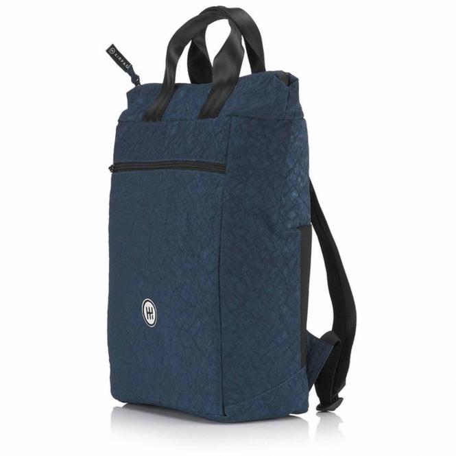 Blauer Rucksack mit schwarzen Trägern und Reißverschluss vorne, seitlicher Blick mit Logo auf der Vorderseite.