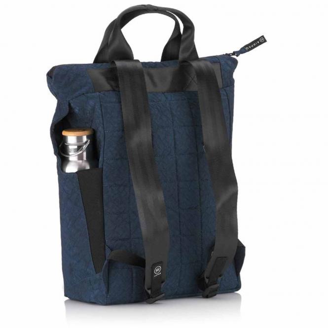 Dunkelblauer Rucksack mit schwarzen Riemen und einer Metallsflasche in der Seitentasche.