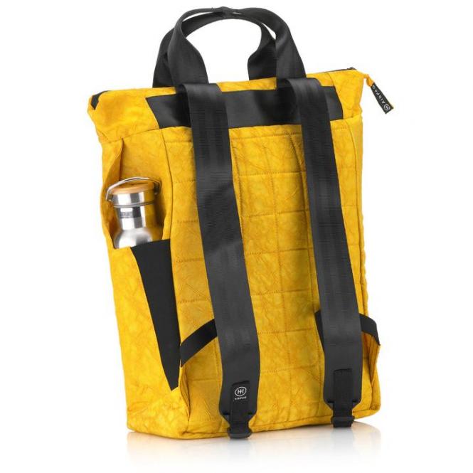 Gelber Rucksack mit schwarzen Trägern und einer silbernen Wasserflasche in der seitlichen Netztasche.