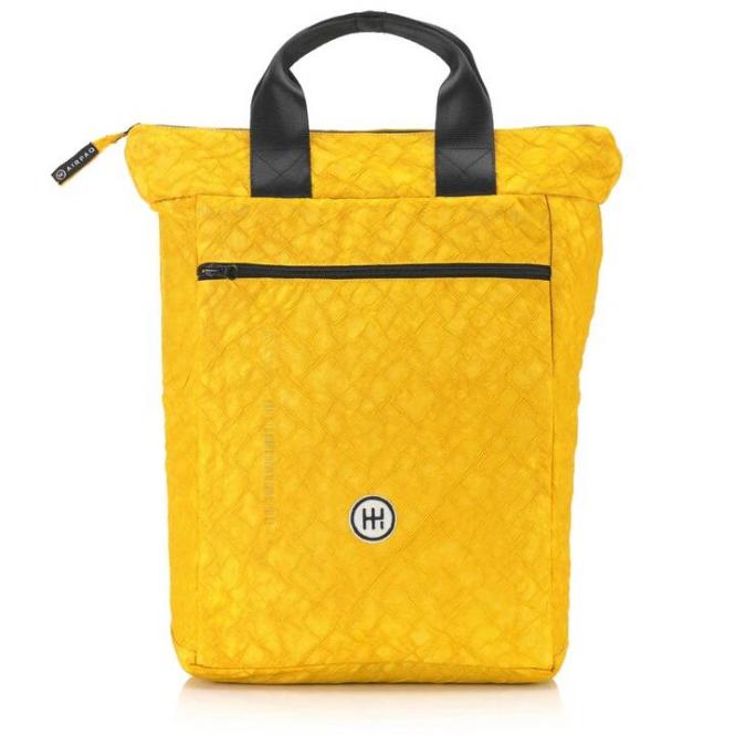 Gelber, gesteppt wirkender Rucksack mit schwarzen Griffen und Reißverschlüssen, Markenlogo vorne.