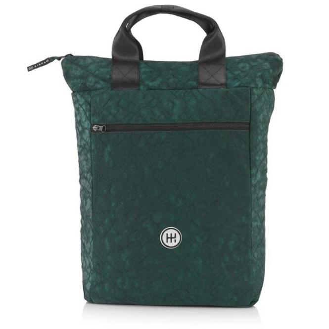 Dunkelgrüner Rucksack mit einem Frontreißverschluss und einem gestickten Logo, aus einem strukturierten Material.