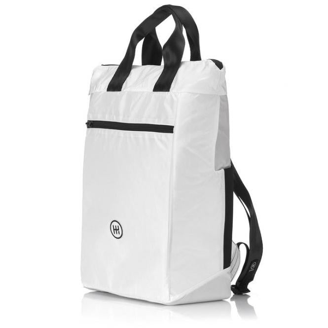 Weißer Rucksack mit schwarzem Reißverschluss, Tragegriffen und Schulterriemen; Vorderseite mit kleinem Logo.