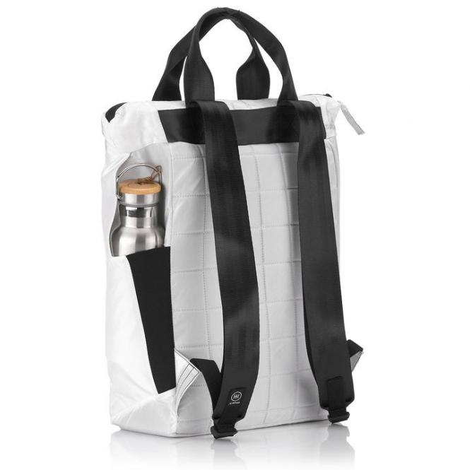 Weißer Rucksack mit schwarzen Trägern und einer silbernen Trinkflasche in der Seitenlasche.
