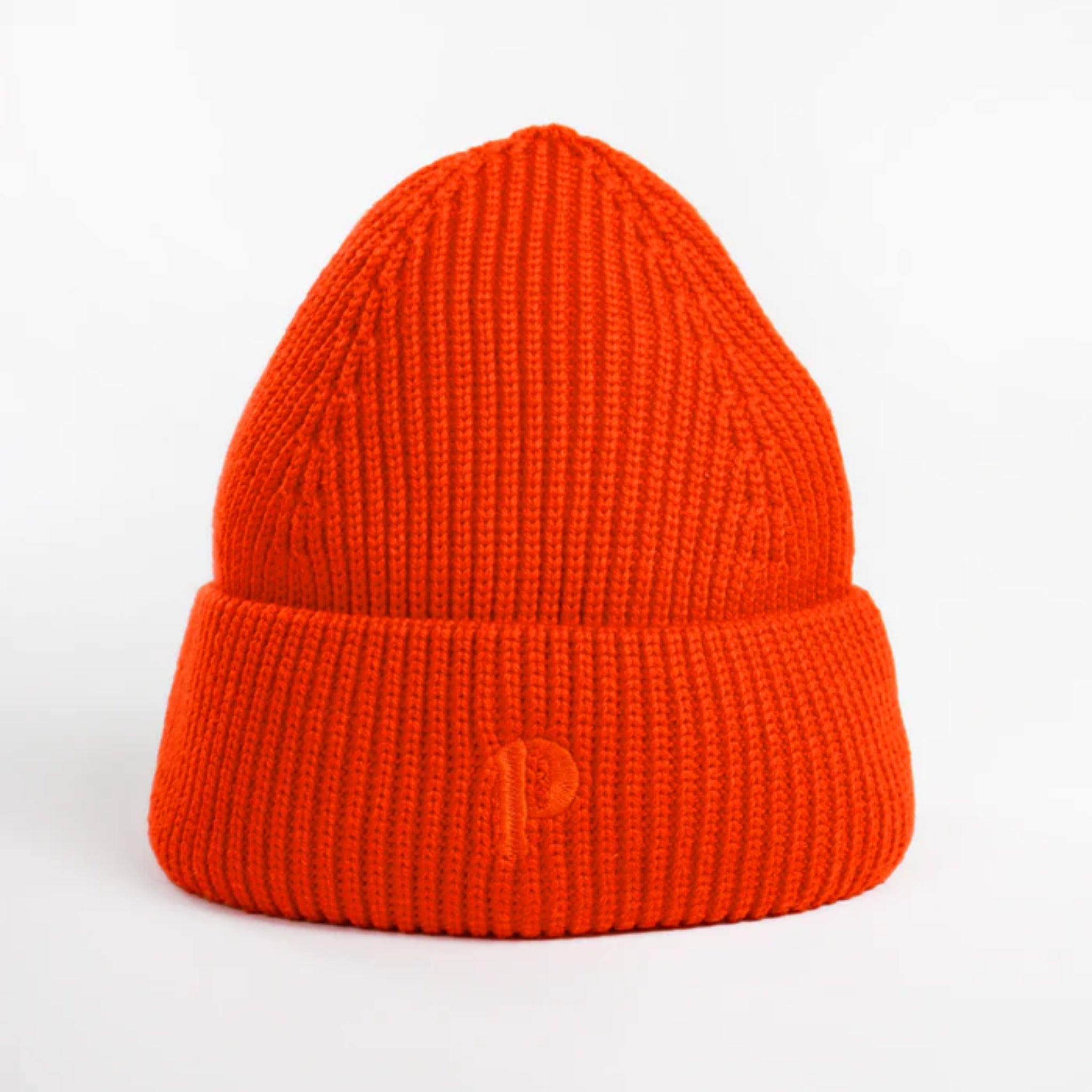 Rote, gestrickte Mütze mit umgeschlagenem Rand auf weißem Hintergrund.