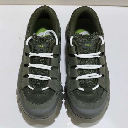 Zwei olivgrüne Sneaker mit weißen Schnürsenkeln auf weißem Hintergrund.