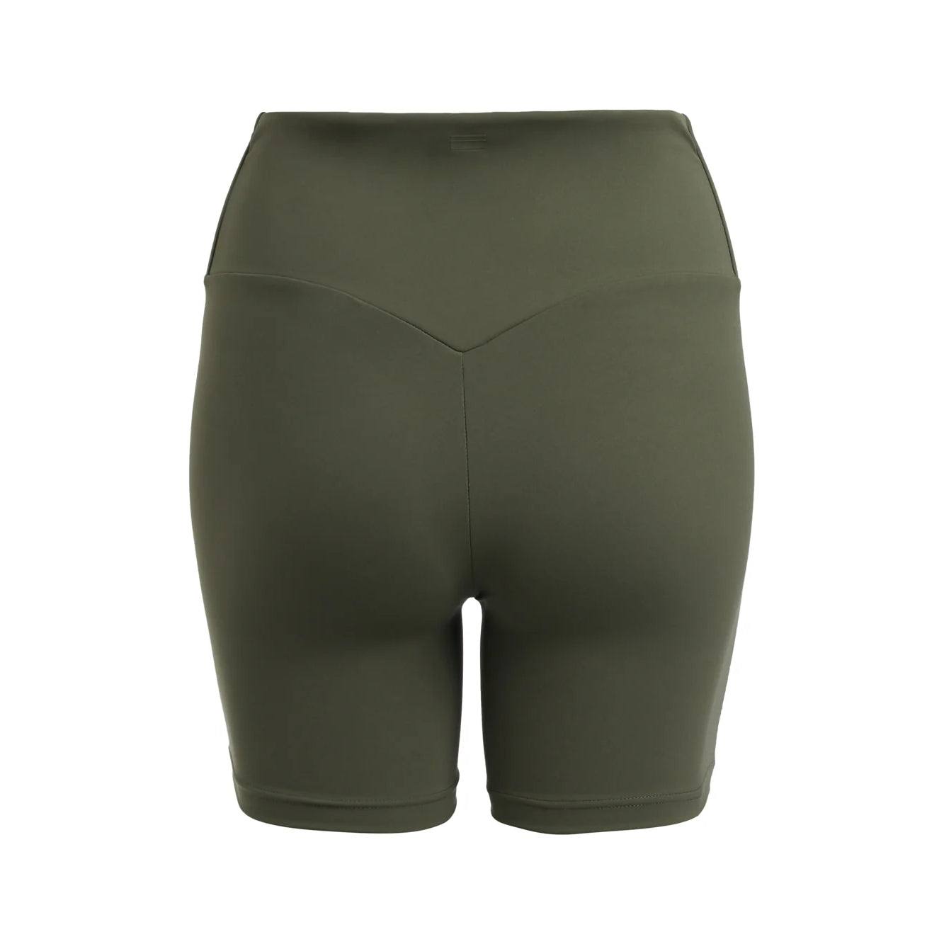 Grüne, hoch taillierte kurze Hose mit Nahtdetails auf der Rückseite, die auf einem weißen Hintergrund liegt.