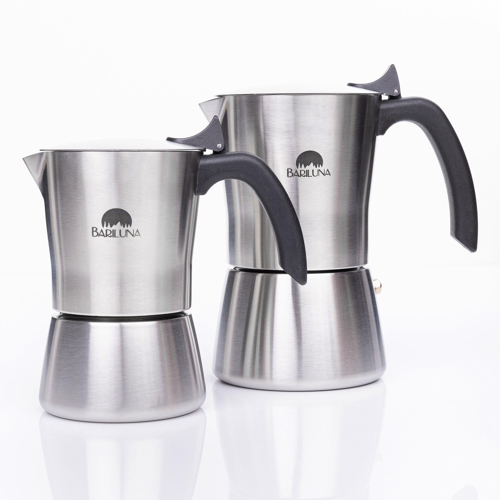 Zwei Edelstahl-Espressokannen mit schwarzem Griff und "Bariluna"-Logo, auf einer weißen Oberfläche stehend.