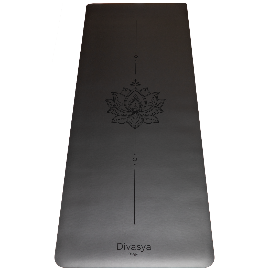 Schwarze Yogamatte mit einem dekorativen Lotusblumenmuster und der Aufschrift "Divasya Yoga" am unteren Rand.