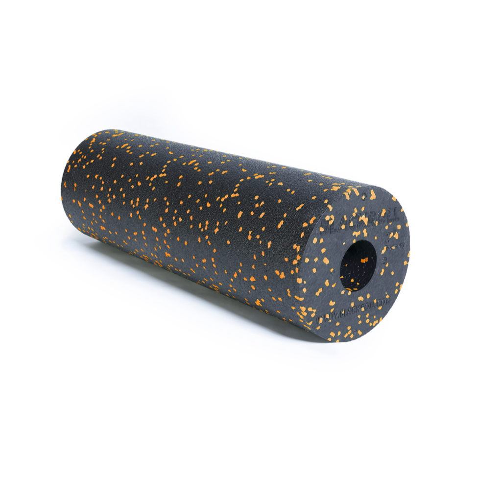 Schwarze Schaumstoffrolle mit orangefarbenen Sprenkeln, auf weißem Hintergrund liegend.