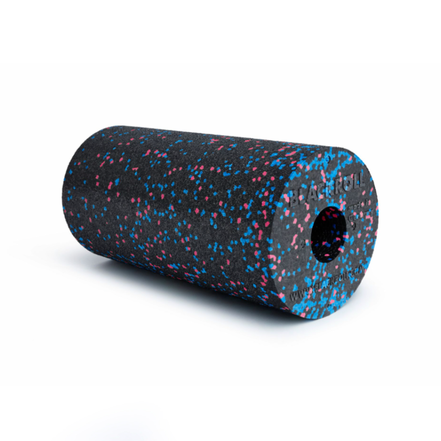 Schwarze Schaumstoffrolle mit rosa und blauen Sprenkeln auf weißem Hintergrund.