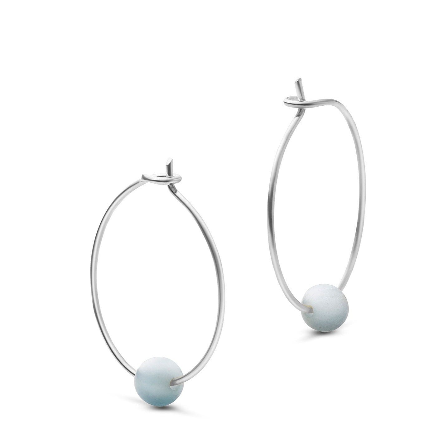 Silberne Creolen mit blauen Perlen auf weißem Hintergrund.