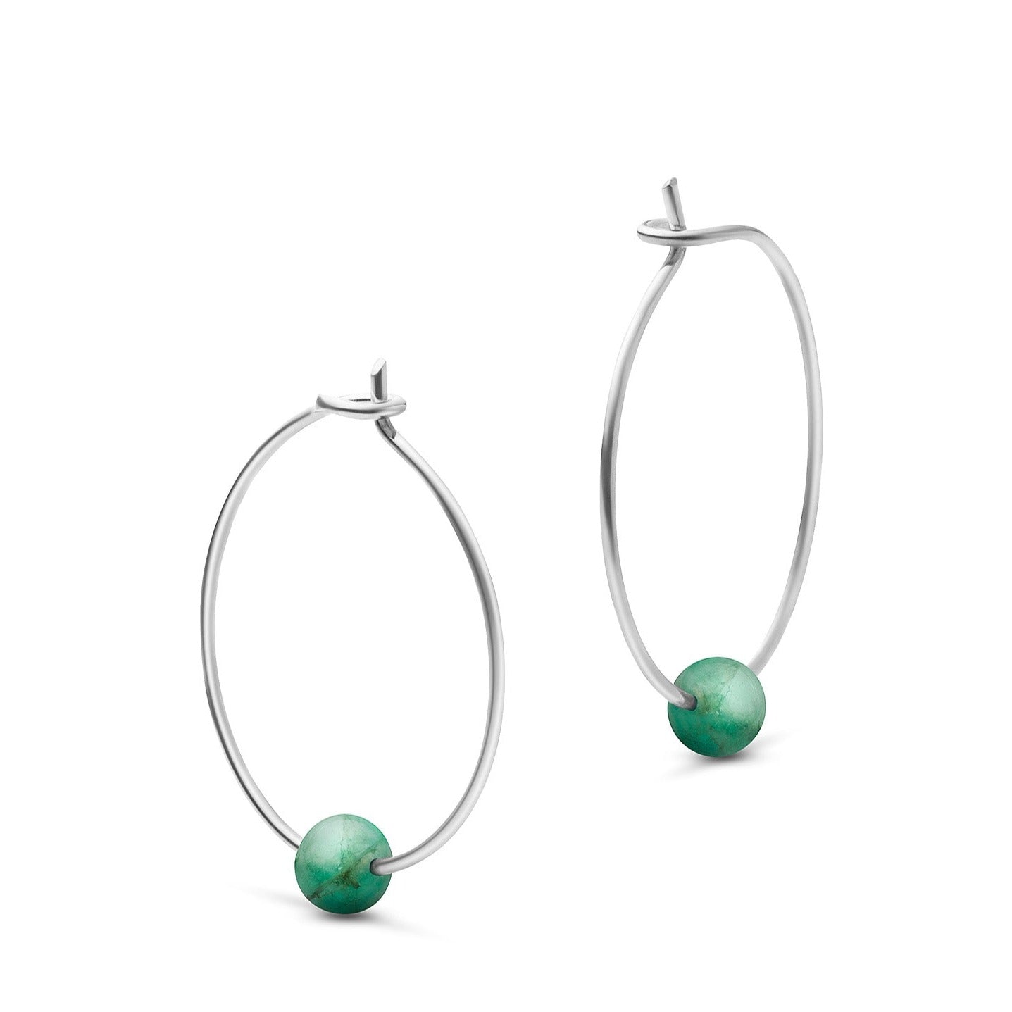 Silberne Creolen-Ohrringe mit grünen Kugelperlen an der Unterseite auf weißem Hintergrund.