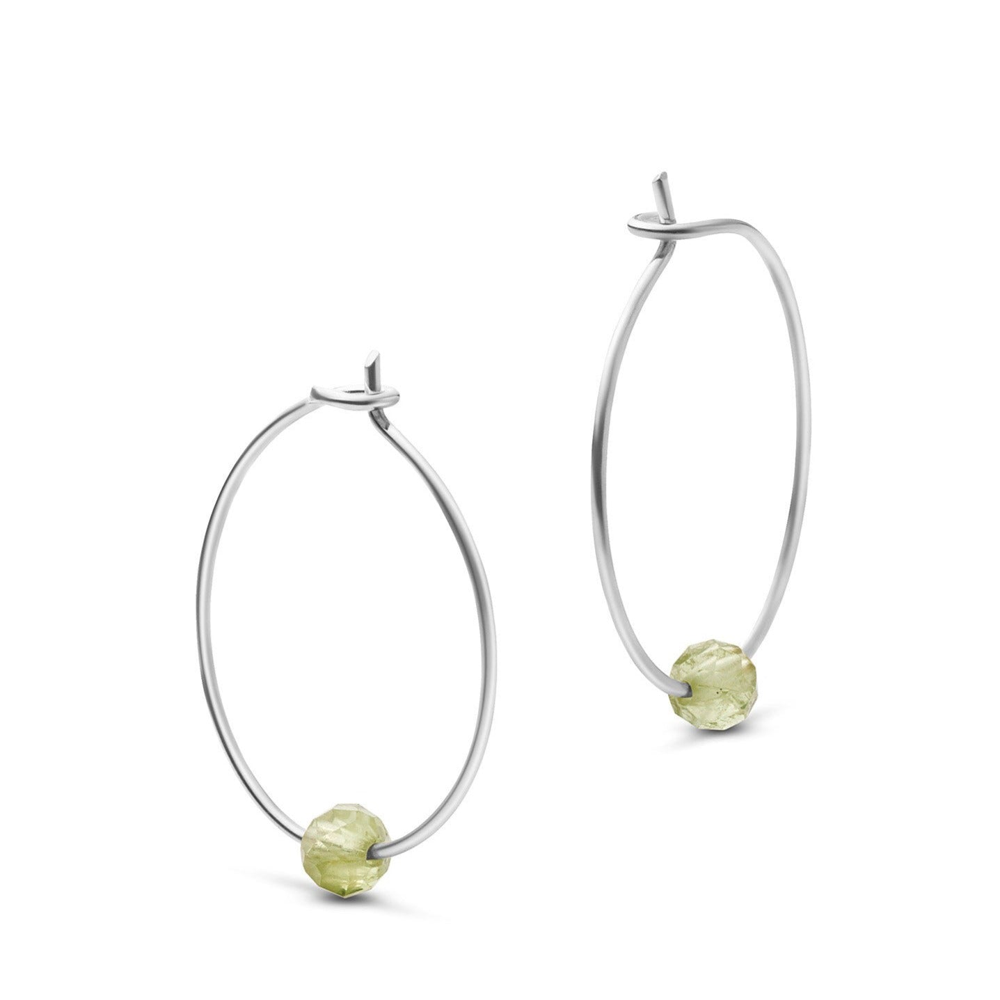 Silberne Creolen-Ohrringe mit facettierten, grünen Steinen in der Mitte.