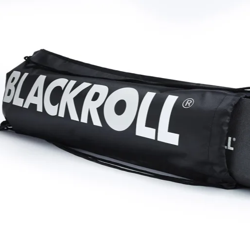Schwarze Sporttasche mit der Aufschrift "BLACKROLL", die eine Schaumstoffrolle enthält.