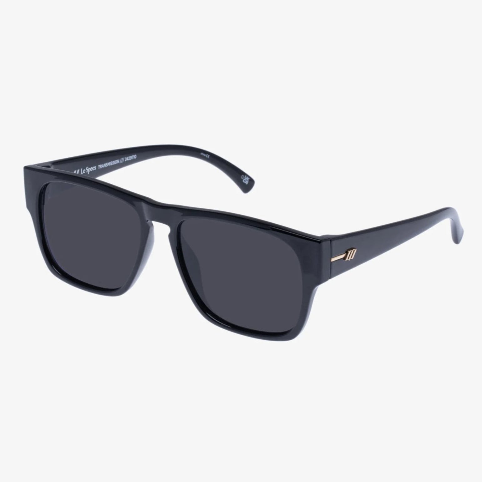Schwarze Sonnenbrille mit rechteckigen Gläsern und schmalen Bügeln vor weißem Hintergrund.