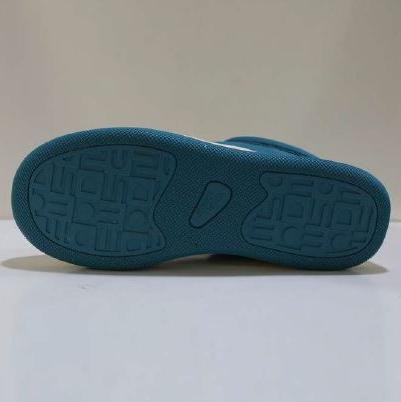 Unterseite eines blauen Schuhs mit geometrischem Muster auf der Sohle.
