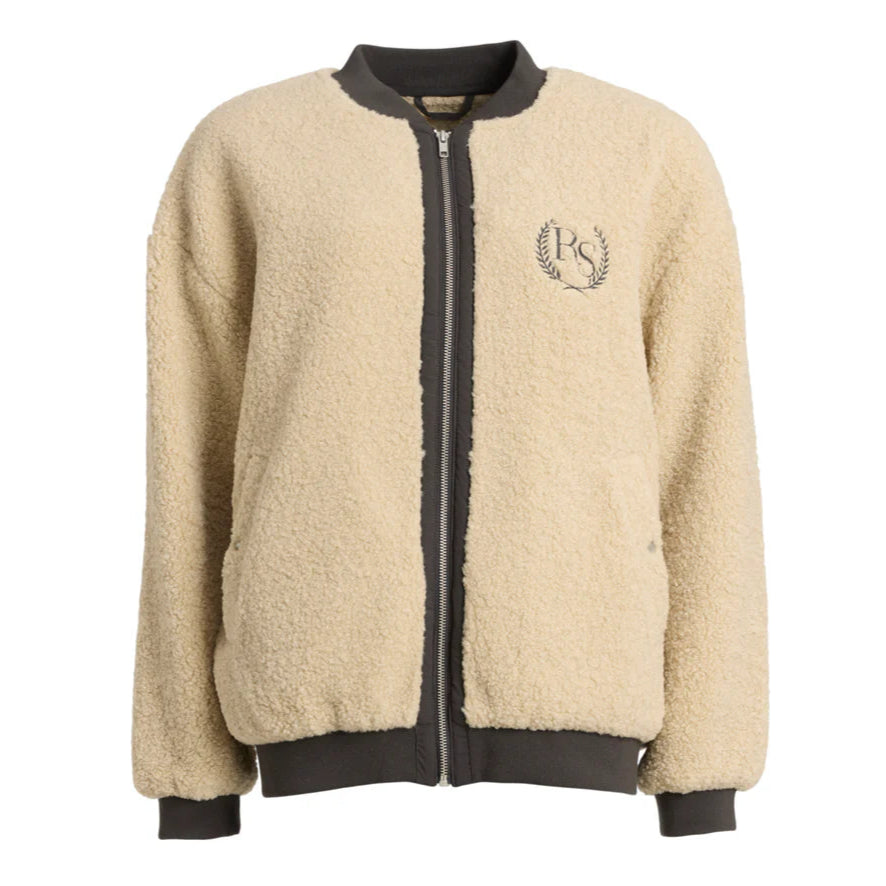 Eine beigefarbene Fleece-Bomberjacke mit schwarzen Rippbündchen an Ärmeln, Saum und Kragen. Die Jacke hat Seitentaschen und ein kleines gesticktes Wappen mit den Initialen RS auf der linken Brust.