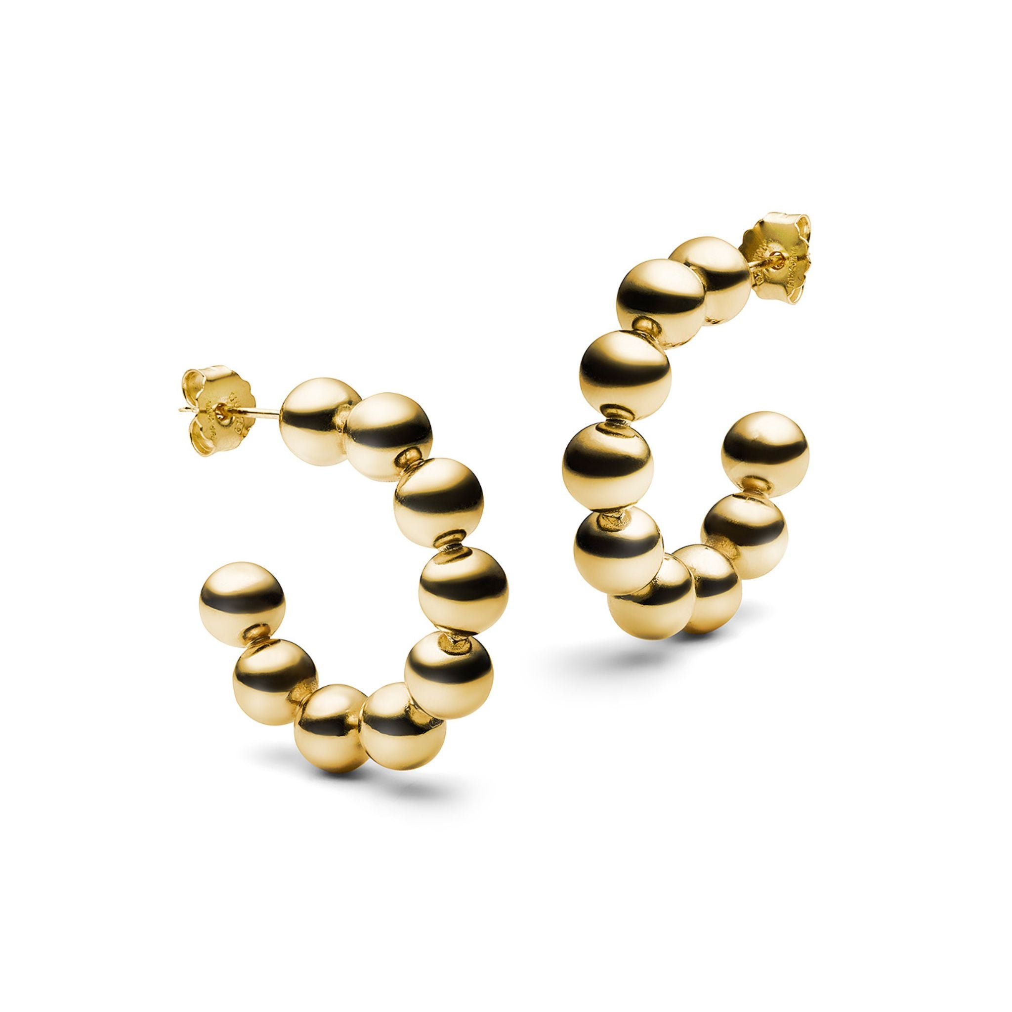 Goldene Creolen aus aufgereihten Kugeln vor weißem Hintergrund.