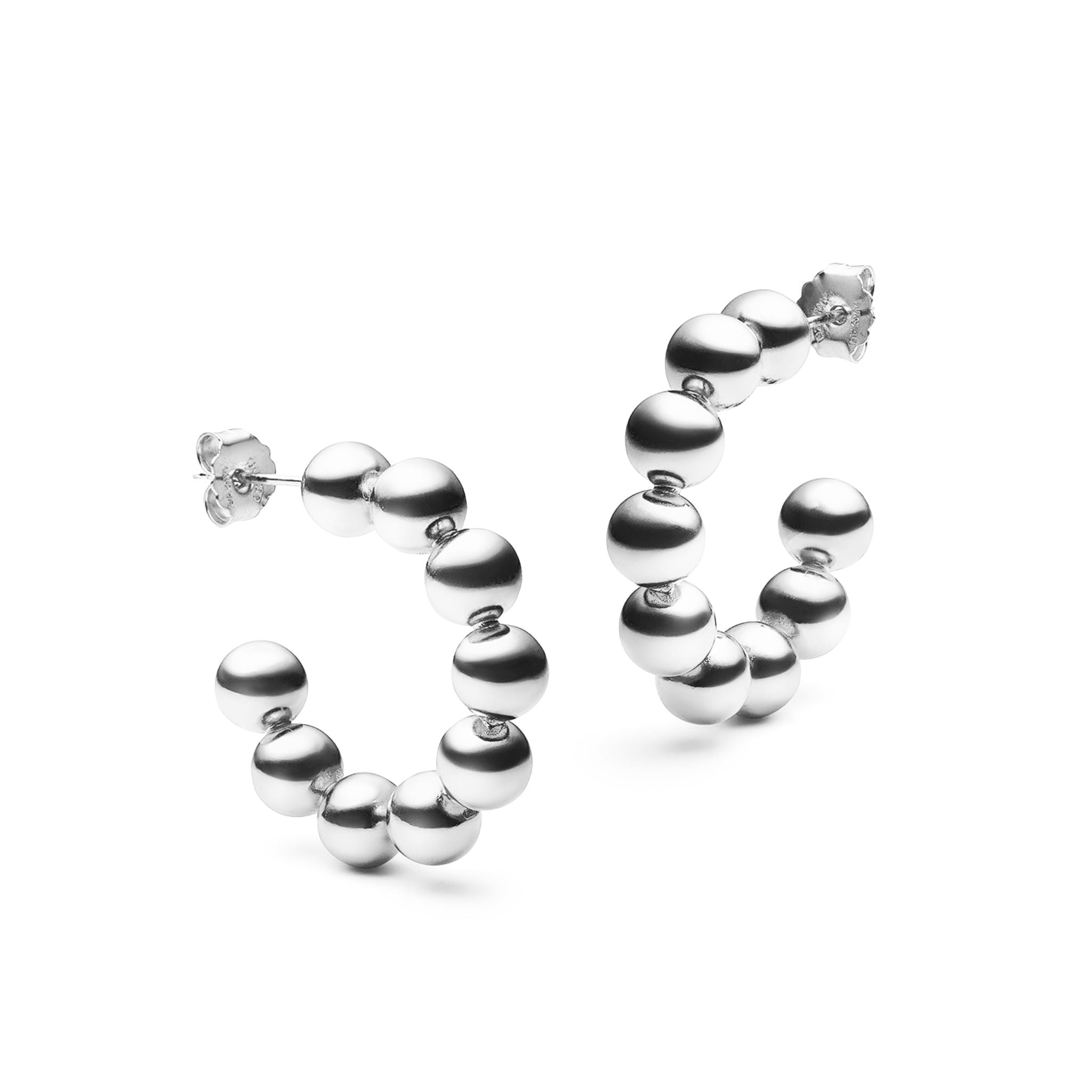 Silberne Creolen-Ohrringe mit kugelförmigem Design, auf weißem Hintergrund dargestellt.