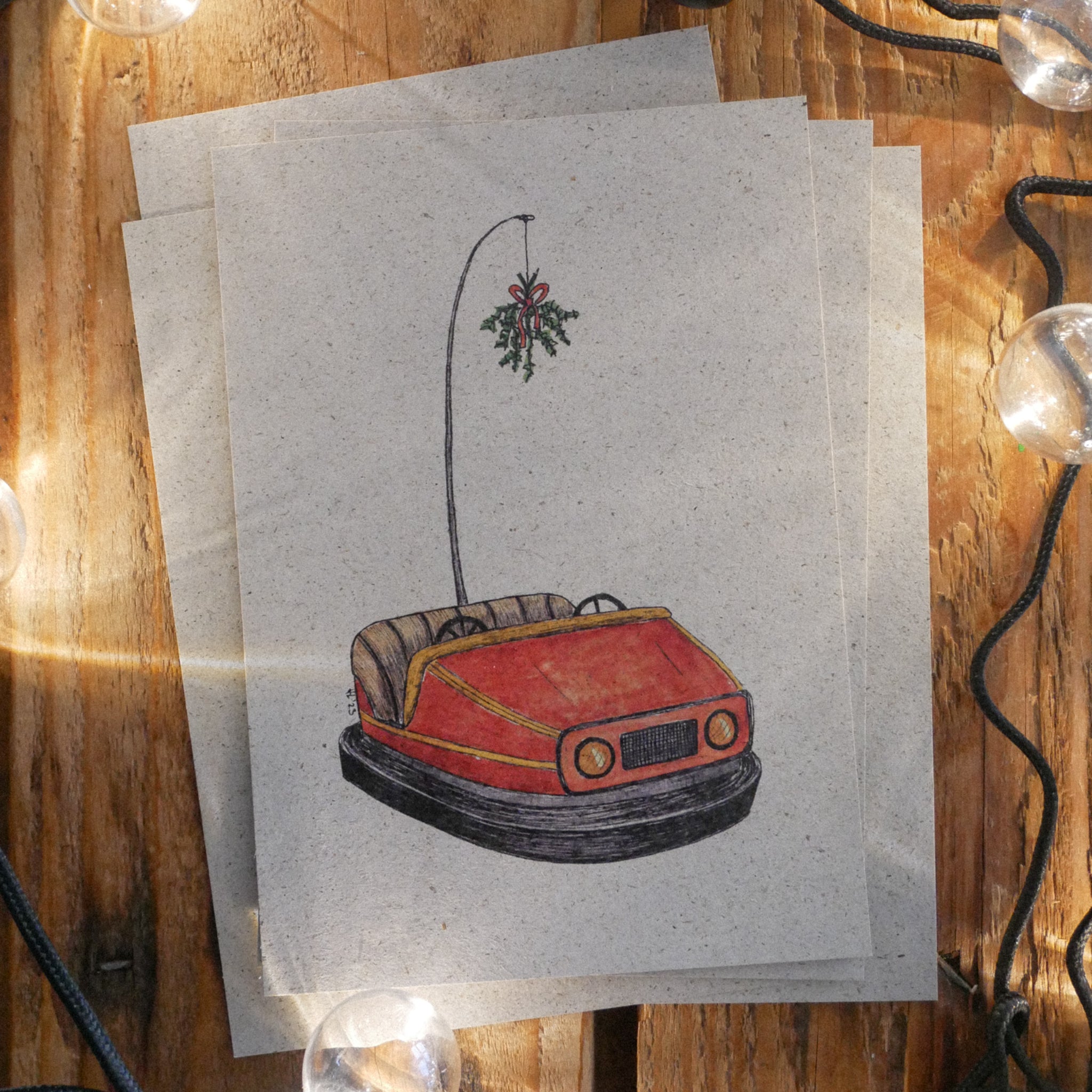 Illustration eines Autoscooters mit Mistelzweig an einem Stab, auf rustikalem Holzuntergrund, von Lichterketten umgeben.