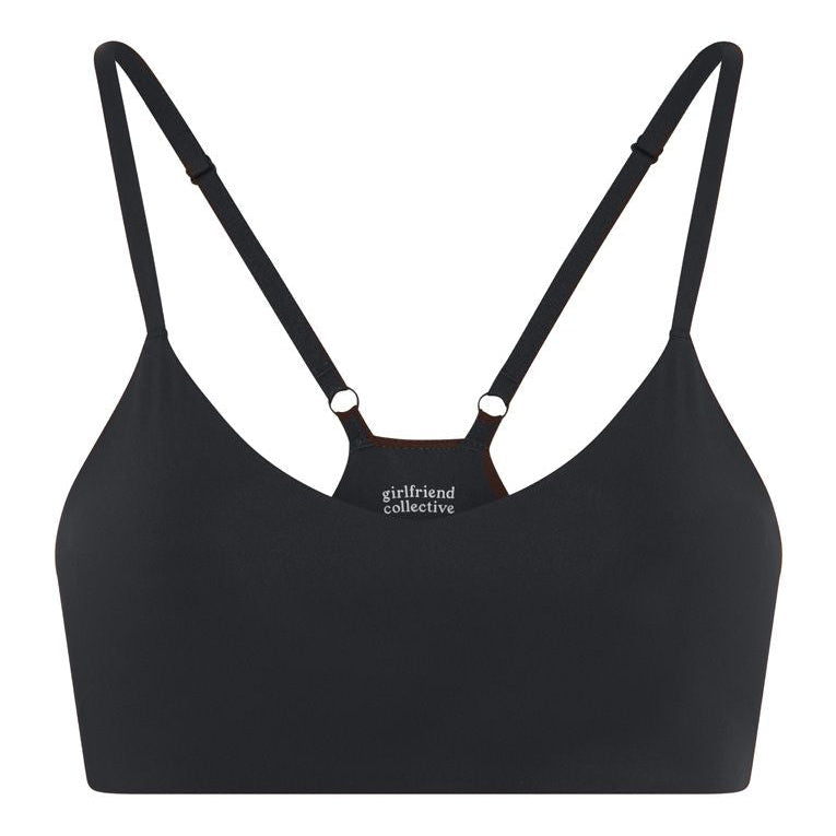 Ein schwarzer Bralette mit dünnen verstellbaren Trägern und einem kleinen Girlfriend-Kollektiv-Logo in der vorderen Mitte. Der Stoff ist glatt und die Rückseite hat ein minimalistisches Design.