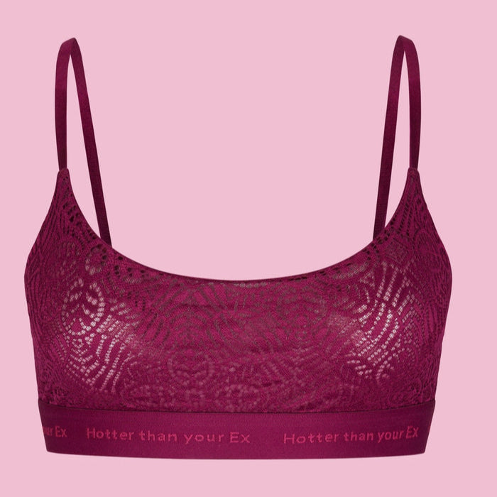 Rotes Spitzen-Bralette vor rosa Hintergrund mit bedrucktem Saum "Hotter than your Ex".