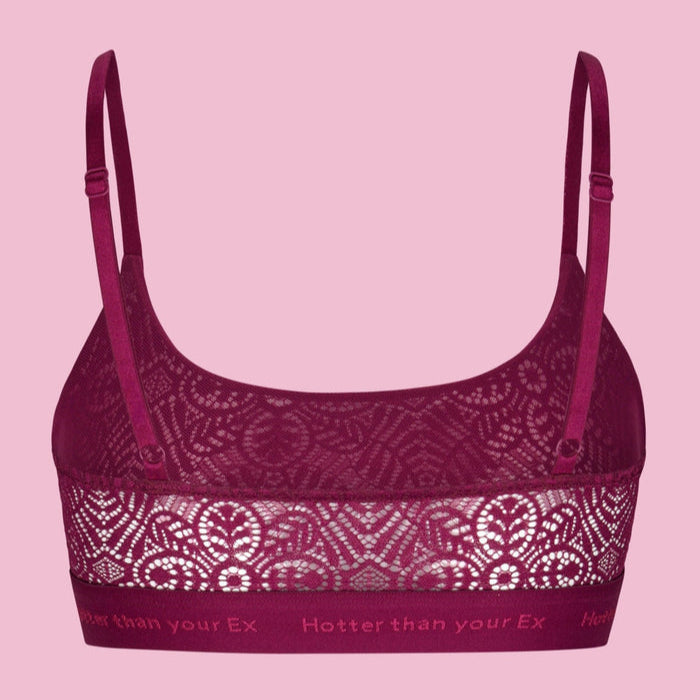 Bordeauxfarbener Spitzen-BH mit verstellbaren Trägern und dem Schriftzug "Hotter than your Ex" am unteren Band.