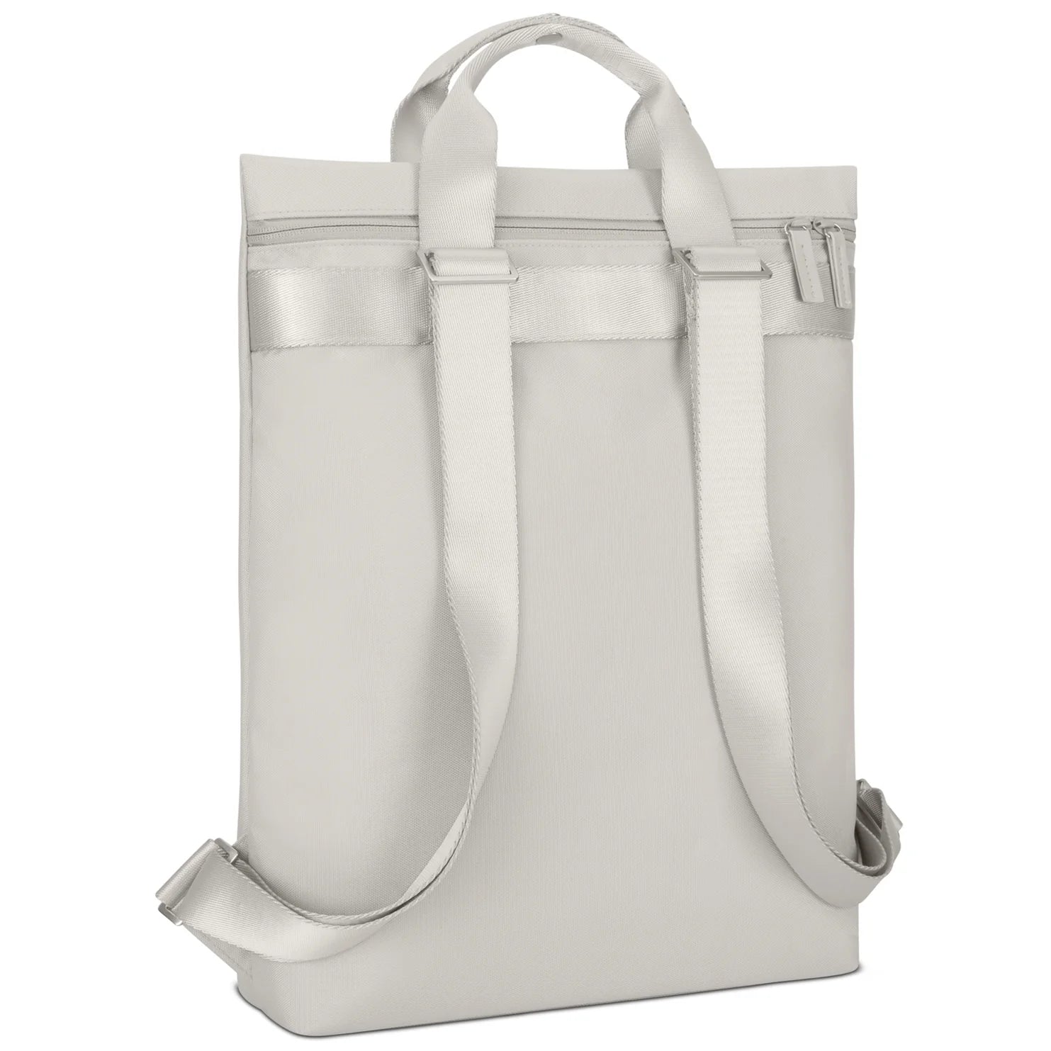 Ein hellgrauer Rucksack mit zwei verstellbaren Schulterriemen, zwei kurzen Tragegriffen an der Oberseite und einem Hauptfach mit Reißverschluss. Die Tasche steht aufrecht vor einem weißen Hintergrund.