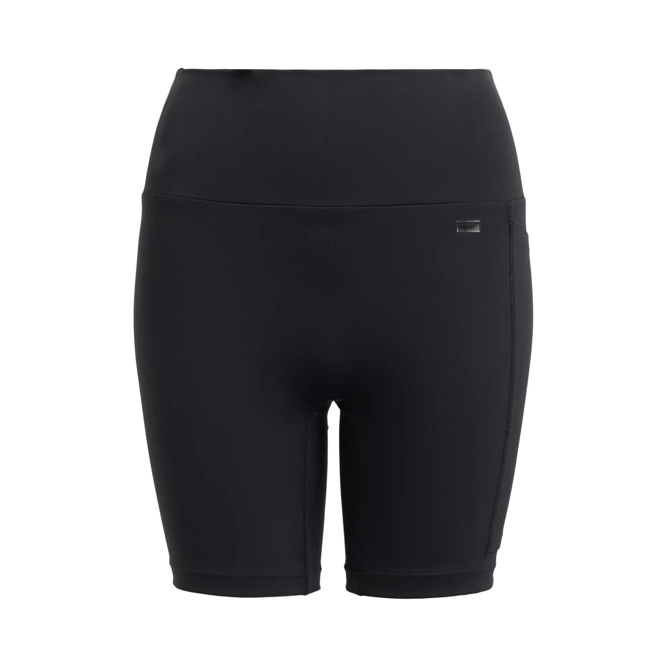 Schwarze, tailliert geschnittene Biker-Shorts mit einem kleinen Logo-Tag auf der linken Hüfte, das sich auf einem schlichten weißen Hintergrund abzeichnet.