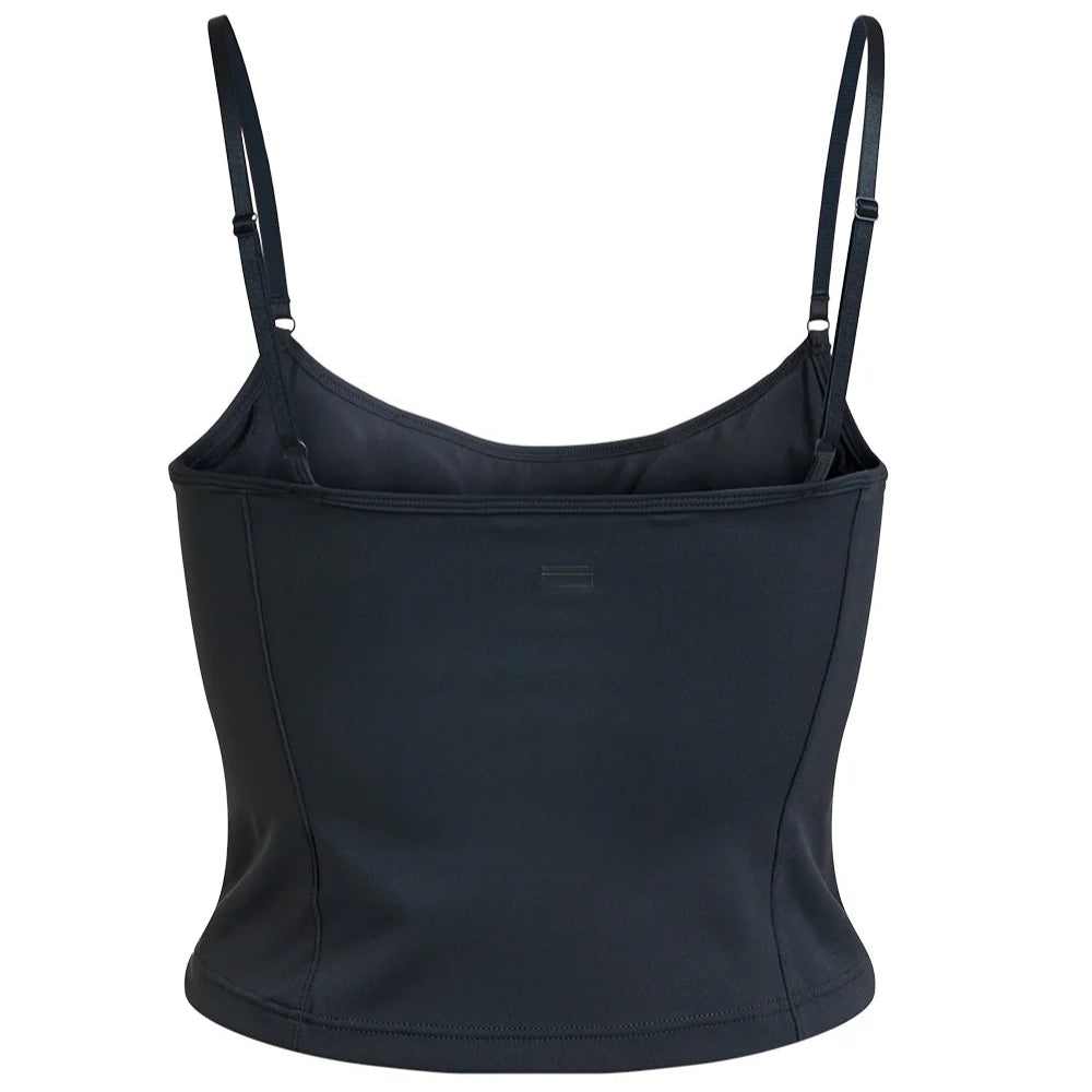 Schwarzes Cami-Top mit dünnen Trägern und schlichtem Design auf weißem Hintergrund.