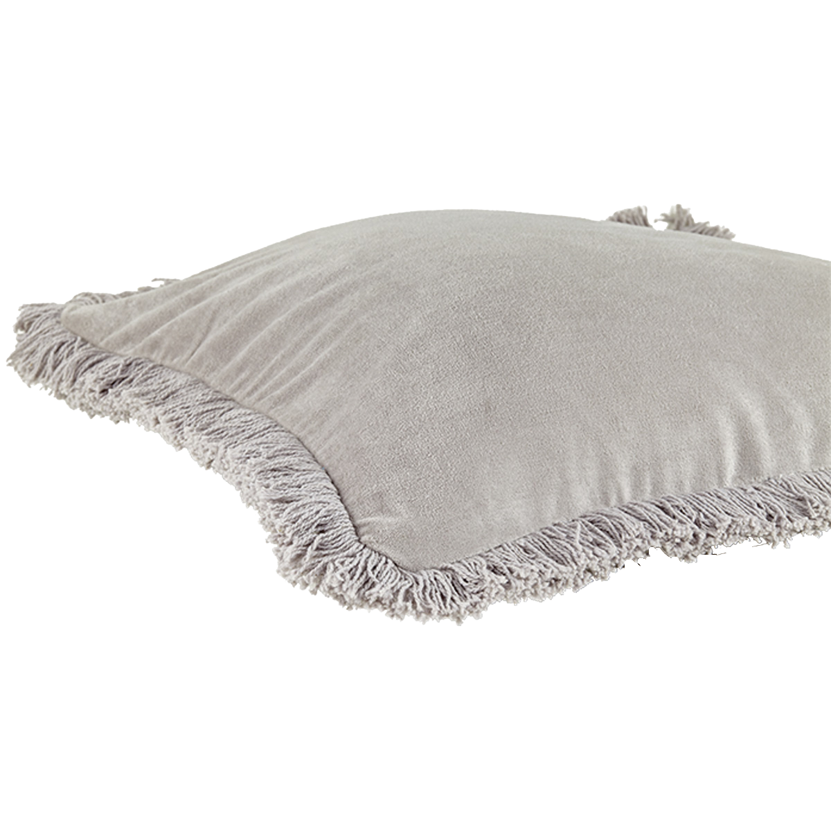 Ein hellgraues Samtkissen mit ausgefransten Rändern, aus einem niedrigen Winkel vor einem weißen Hintergrund gezeigt.