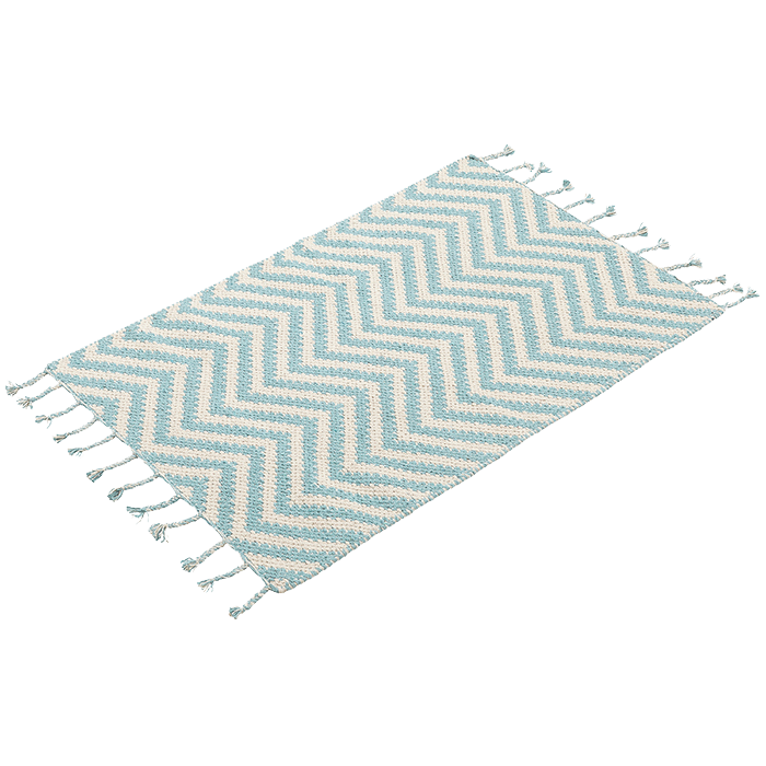 Ein rechteckiger Teppich mit blau-weißem Chevron-Muster und Fransen an den kurzen Rändern auf weißem Grund.