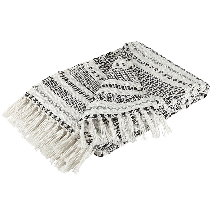Eine gefaltete, schwarz-weiß gemusterte, gewebte Decke mit ausgefransten Rändern auf weißem Hintergrund.