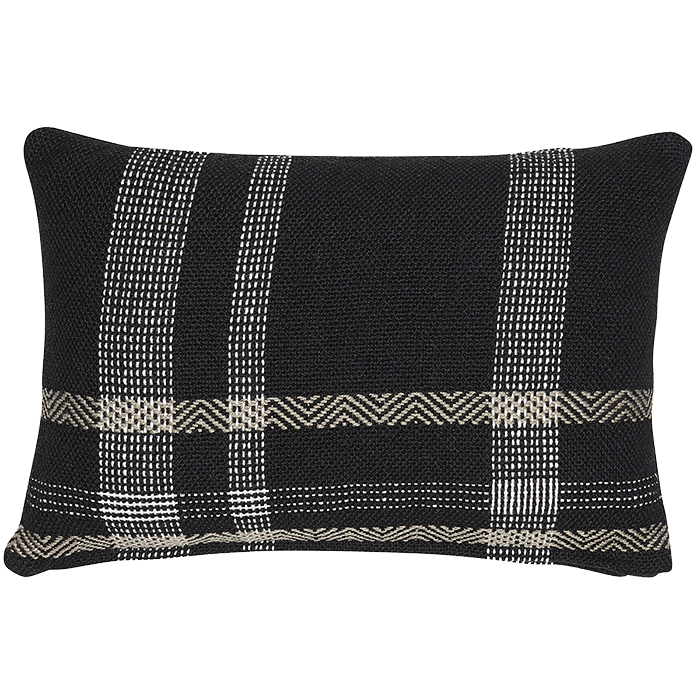 Schwarzes, rechteckiges Kissen mit strukturierter Oberfläche und einem Karomuster aus weißen und beigen horizontalen und vertikalen Linien.