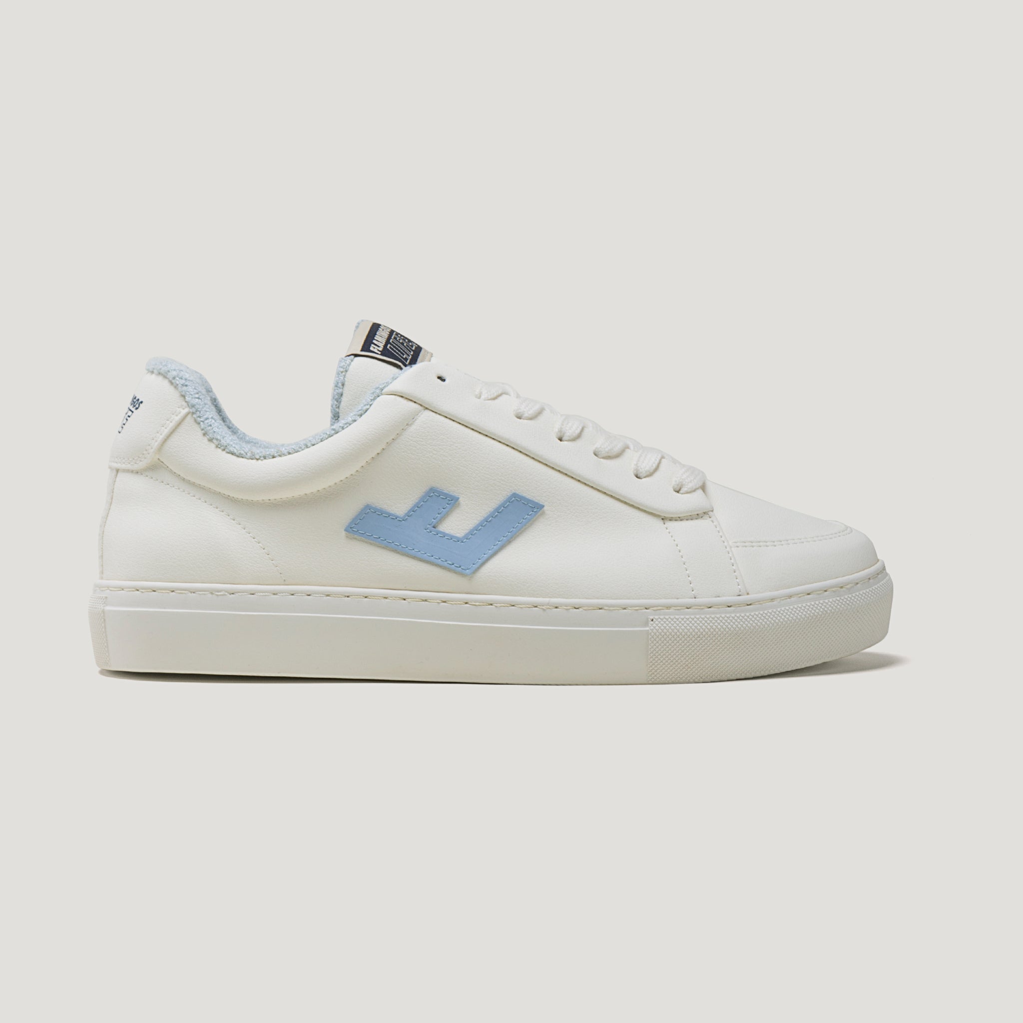 Weiße Sneaker mit hellblauem Logo an der Seite, auf weißem Hintergrund dargestellt.