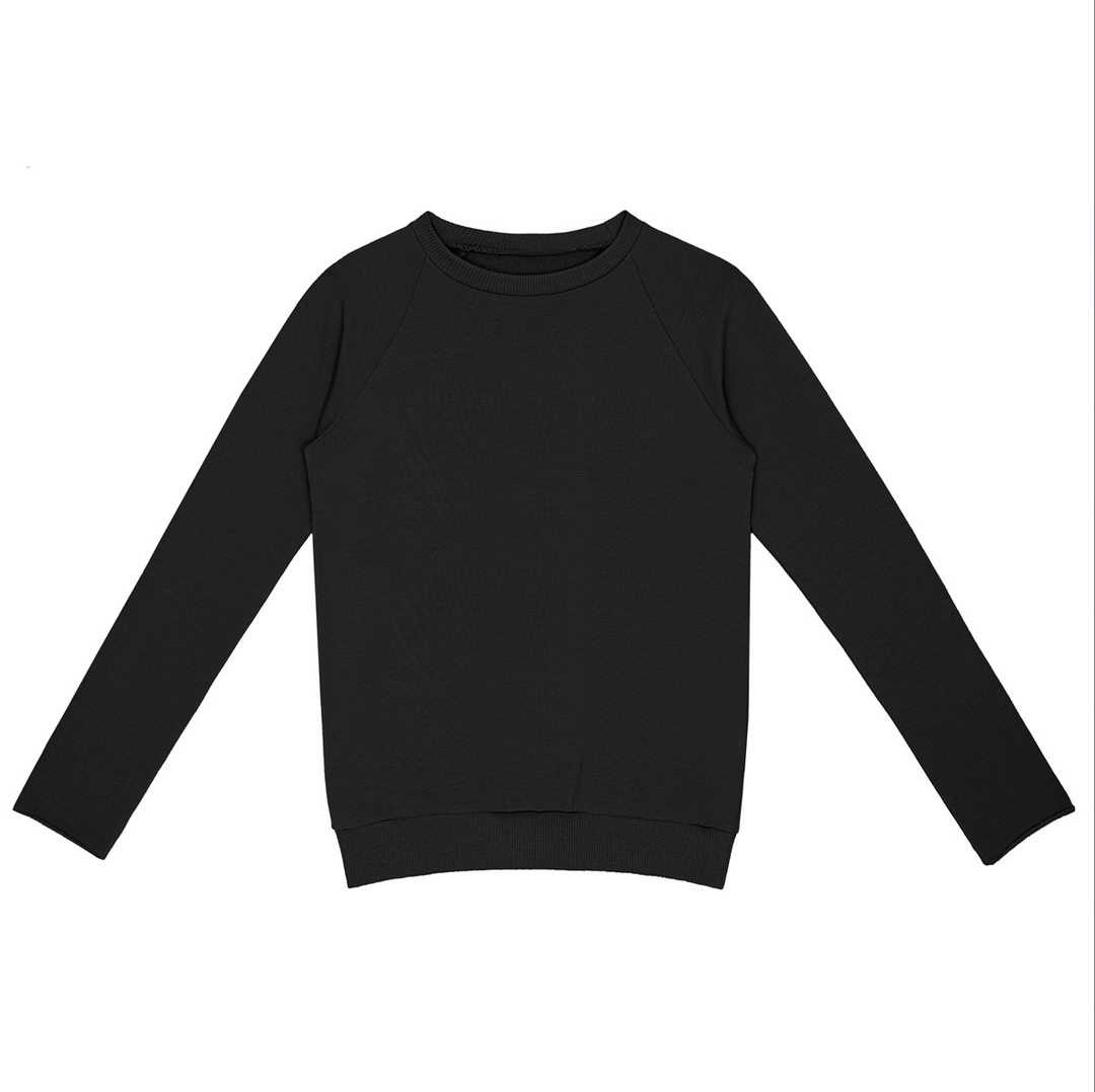 Ein schlichtes schwarzes langärmeliges Sweatshirt mit Rundhalsausschnitt liegt flach auf einem weißen Hintergrund.