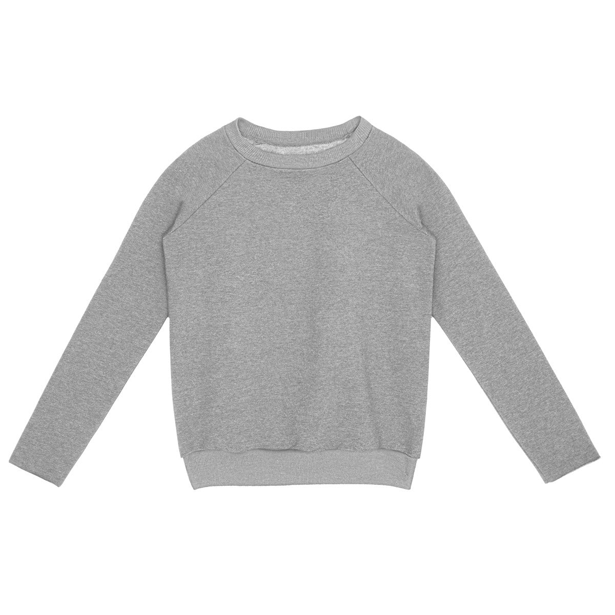 Ein einfarbiges, langärmeliges, hellgraues Sweatshirt mit Rundhalsausschnitt, flach auf weißem Grund liegend.