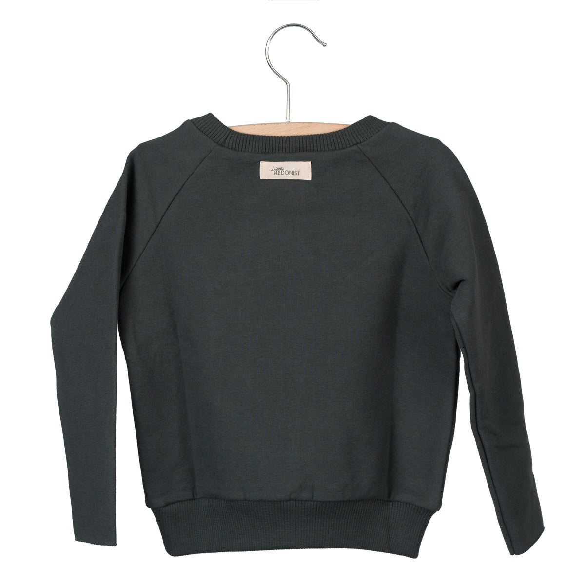 Ein dunkelgraues, langärmeliges Kindersweatshirt auf einem Holzbügel, von hinten gesehen, mit einem kleinen weißen Etikett in der Nähe des Halsausschnitts.