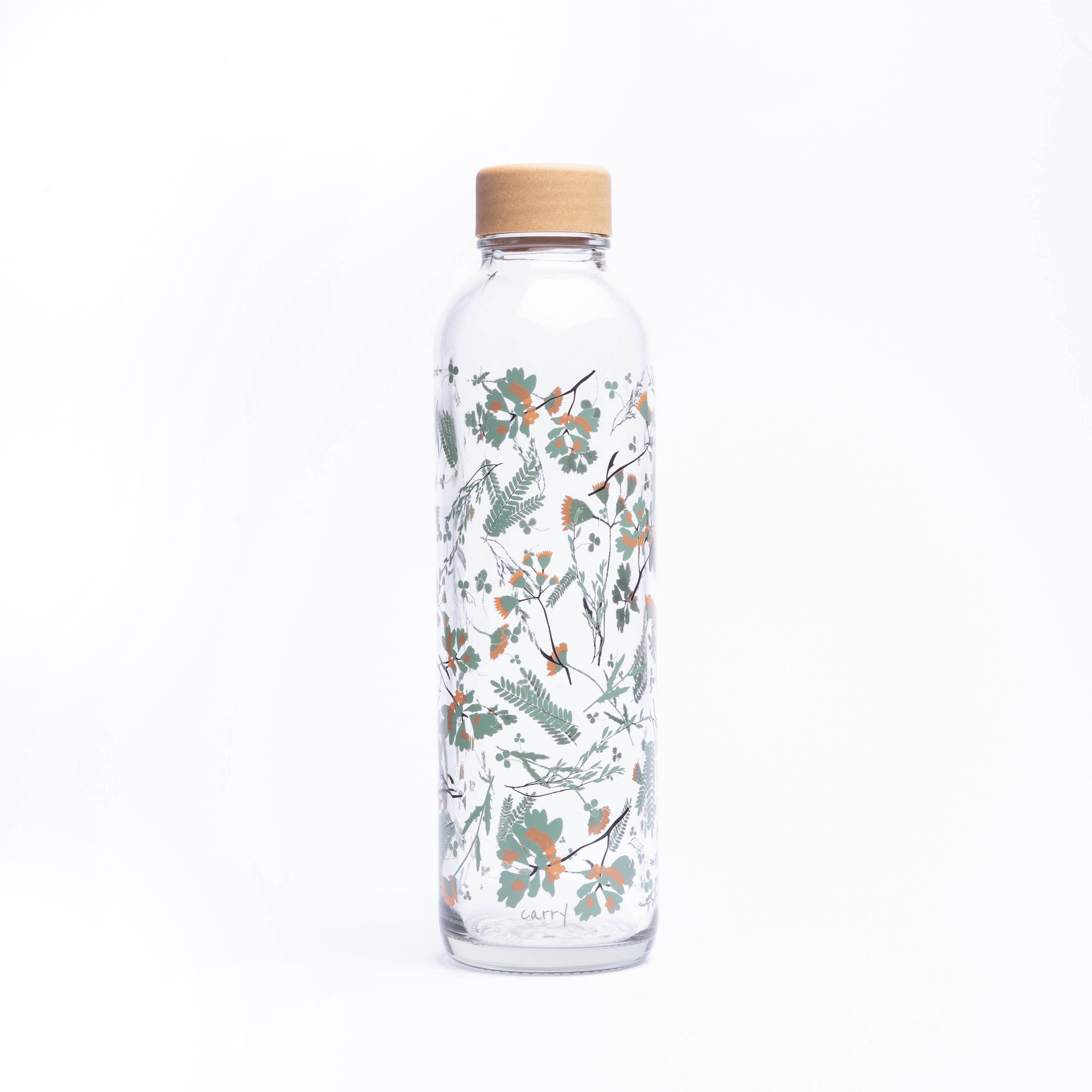 Klare Glasflasche mit floralem Muster und einem Deckel aus hellem Holz auf weißem Hintergrund.