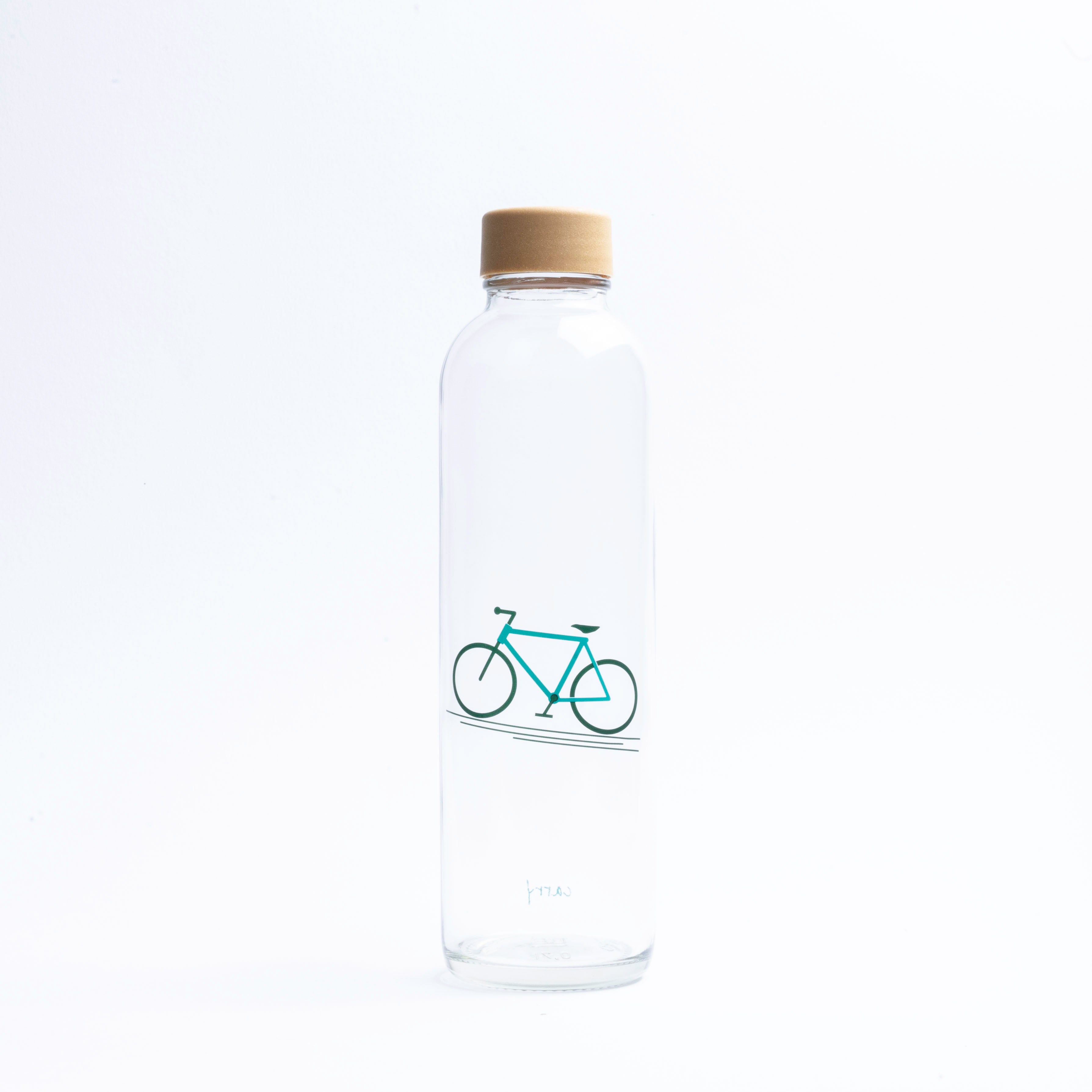 Klare Glasflasche mit einem kleinen Fahrradsymbol und einem Holzdeckel, vor weißem Hintergrund.